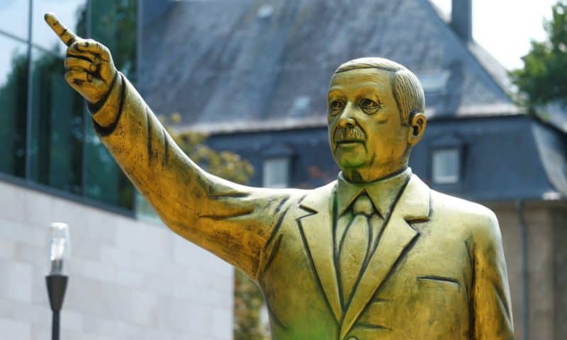 German city removes gold Erdoğan statue after violent clashes
