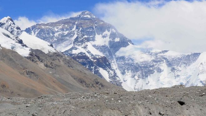 China closes its Everest base camp to tourists