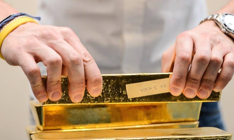 Gold prices settle higher, up a 4th month in a row