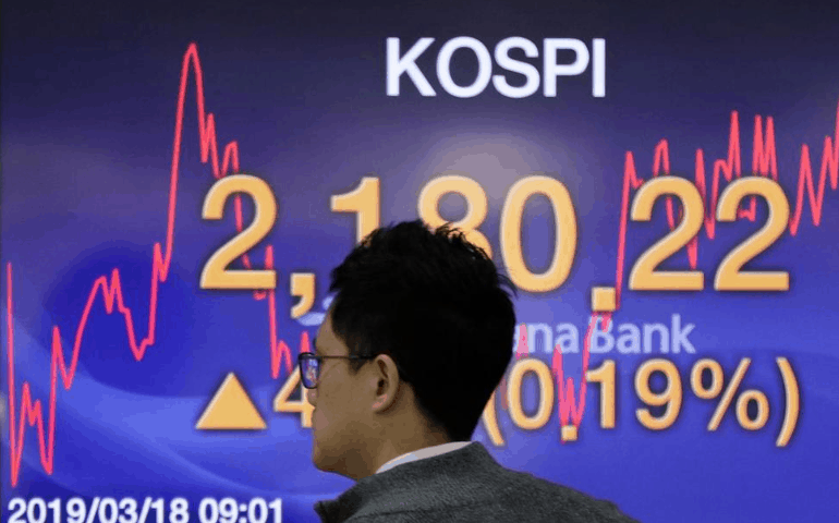 Asian Shares Advance as Investors Watch US-China Trade Talks