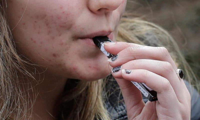 US Health Officials Move to Tighten Sales of E-Cigarettes