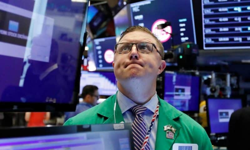 US Stocks Fall on Mixed Earnings, Trade Tensions; Oil Slumps