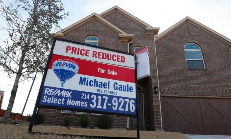 US Long-Term Mortgage Rates Fall; 30-Year Average Below 4%