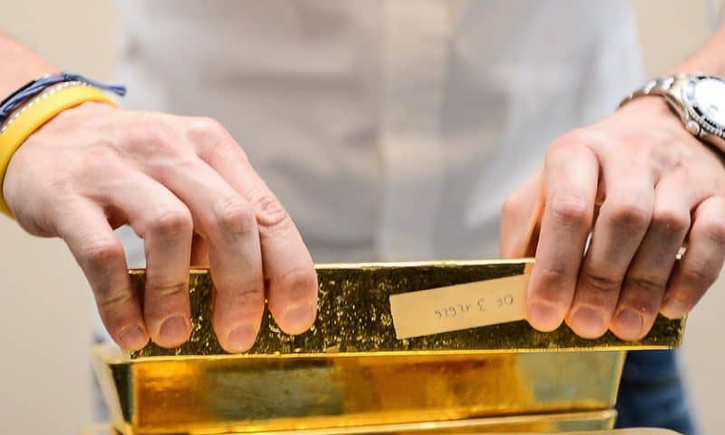 Gold ends lower for the week, but holds above key $1,500 mark