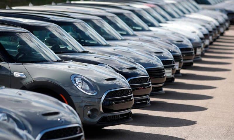 US Retail Sales Rise Moderately as Auto-Buying Jumps
