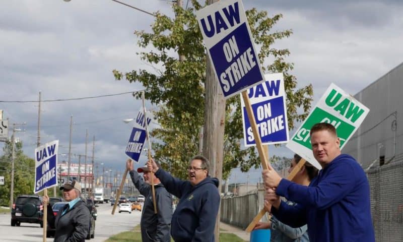 UAW-GM Talks Progress but Wage, Job Security Issues Remain