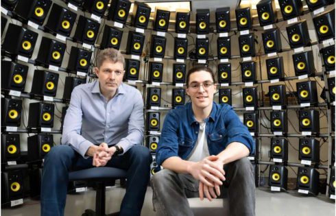 How the brain can selectively focus attention on one voice among others in a noisy environment