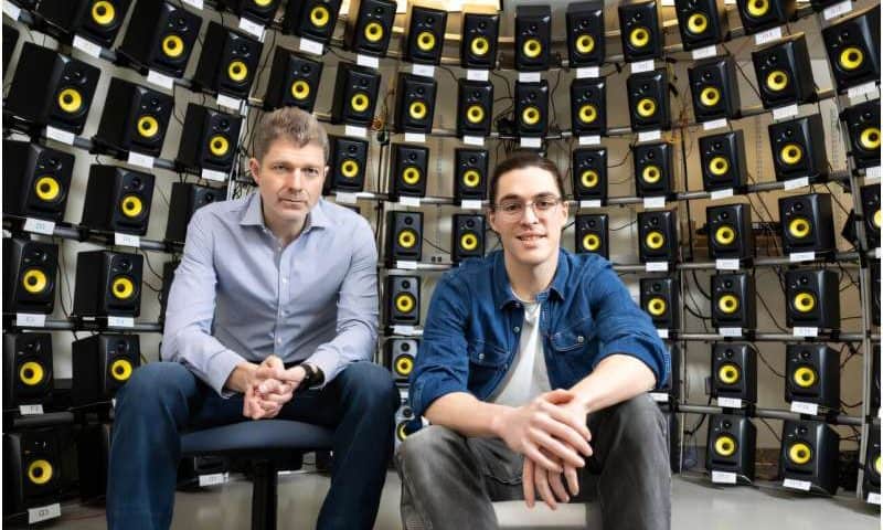 How the brain can selectively focus attention on one voice among others in a noisy environment