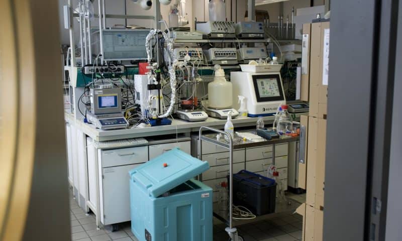 Perfusion Process for Manufacturing Oncolytic Viruses