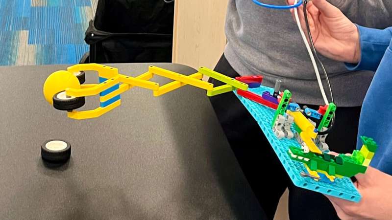 Inquiry-based biomimicry course inspires students to design solutions by learning from nature