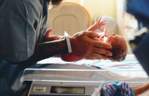 Early birth safer for mother and baby in high blood pressure pregnancies, researchers find