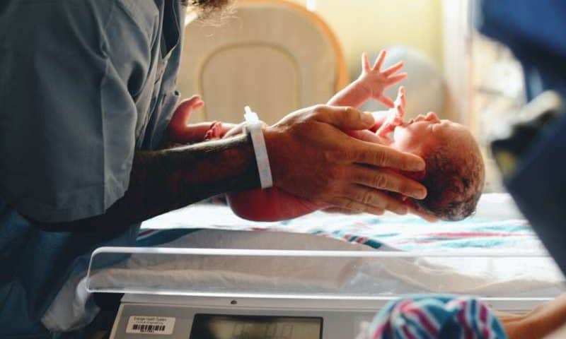 Early birth safer for mother and baby in high blood pressure pregnancies, researchers find